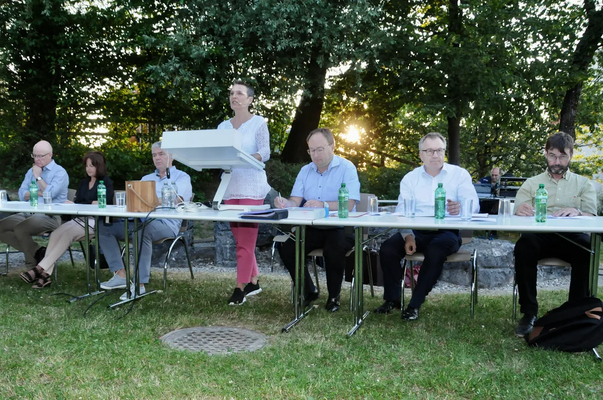 Man sieht die Bevölkerung an der Gemeindeversammlung in Fehraltorf.